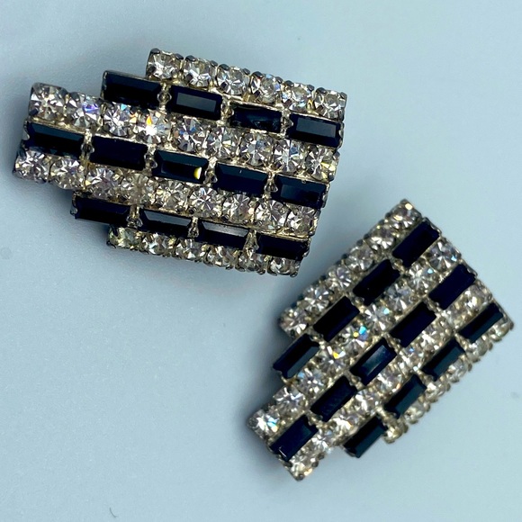 Black and White Costume Jewelry Earrings - Picture 1 of 2